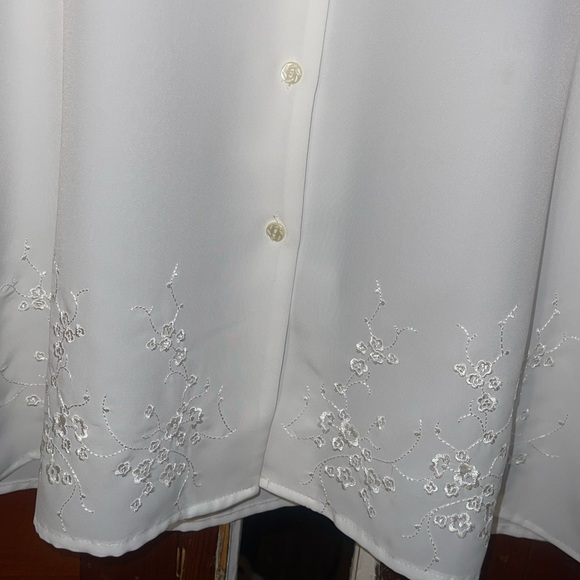 Christie & Jill Brand White with Embroidered Collar Blouse.  Size 18 - Picture 2 of 6